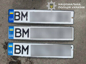 На Сумщині затримали чоловіків, які викрадали авто військових і техніку для захисту від дронів РФ