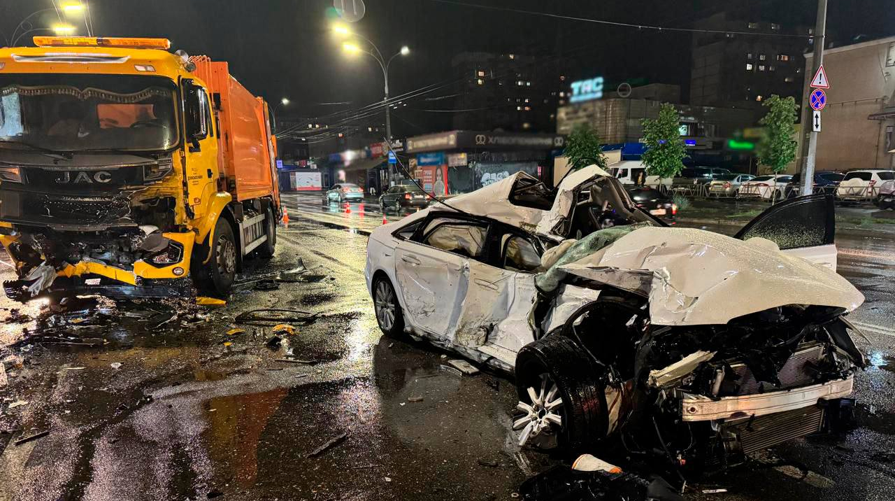 У Києві авто виїхало на зустрічну смугу та зіштовхнулось із вантажівкою: є постраждалий