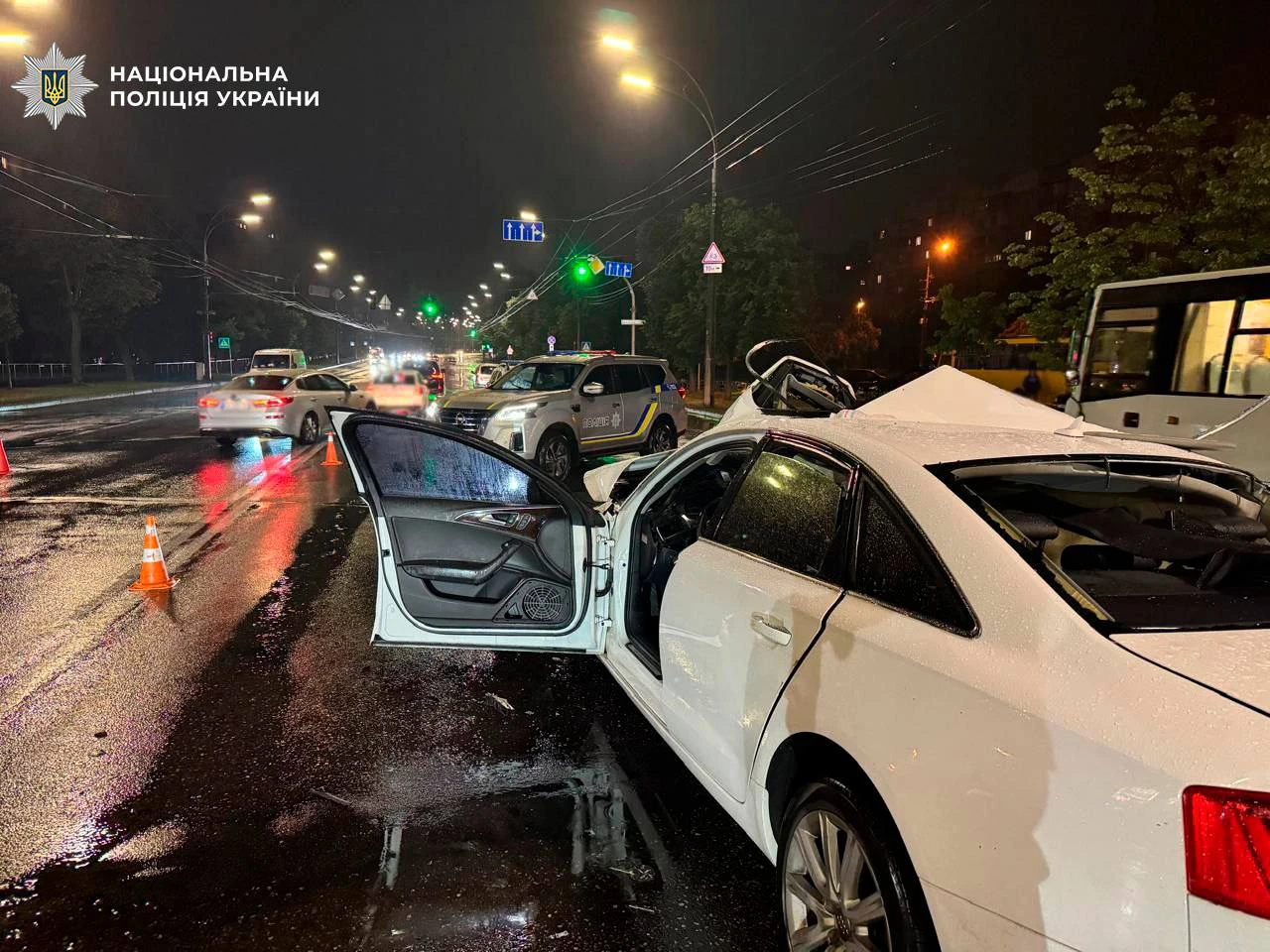 У Києві авто виїхало на зустрічну смугу та зіштовхнулось із вантажівкою: є постраждалий 1