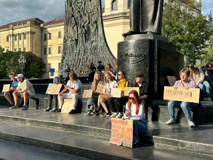 На сьомий день люди знову вийшли на мітинги проти відставки Федорова з посади міністра оборони 1